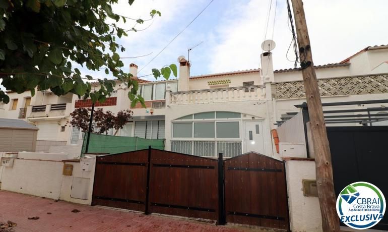 Exterior view of House or chalet for sale in Empuriabrava  with Terrace, Swimming Pool and Furnished