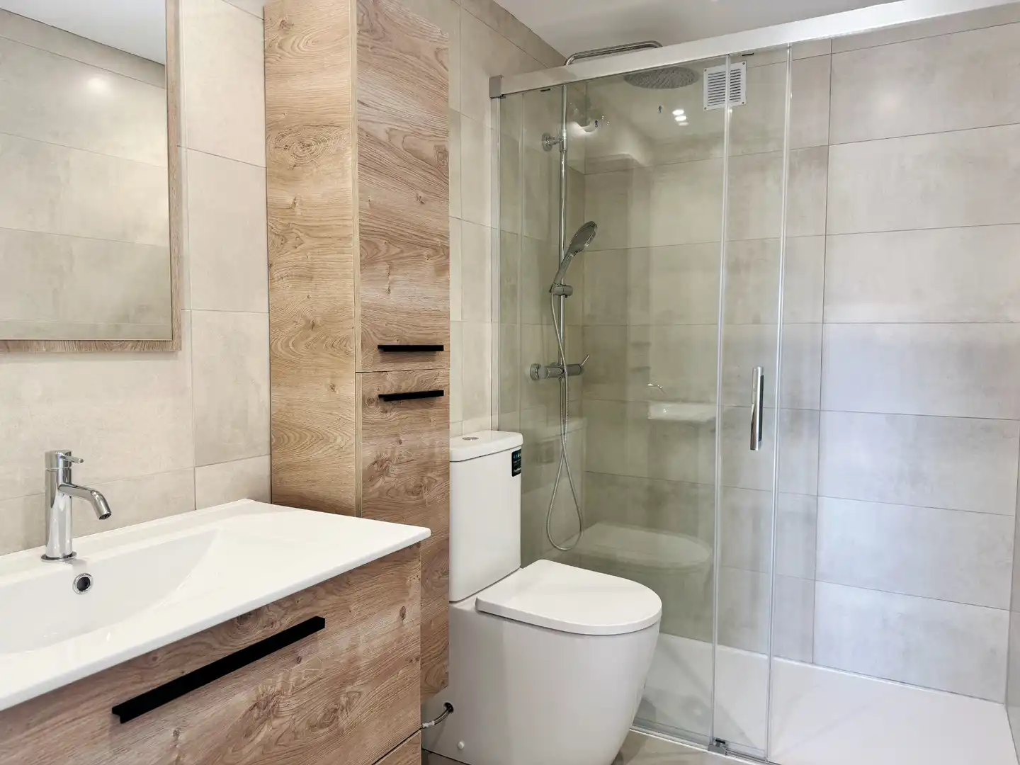 Badezimmer von Wohnung zur Miete in Girona mit Heizung, Ofen und Waschmaschine