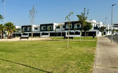 Vista exterior de Casa o xalet en venda en  Sevilla Capital amb Terrassa, Balcó i Alarma