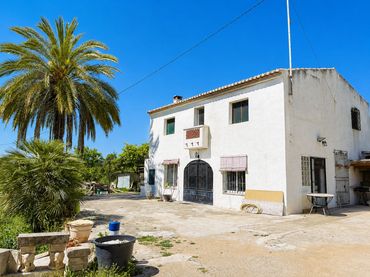 Chalet con balcón en venta en Gata de Gorgos
