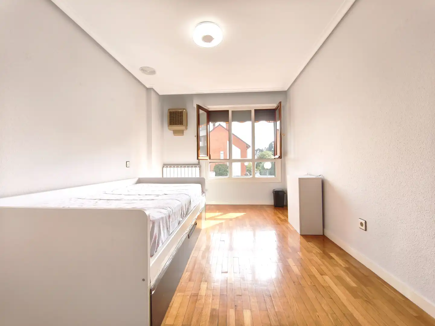 Dormitori de Casa o xalet en venda en  Logroño amb Calefacció, Jardí privat i Parquet