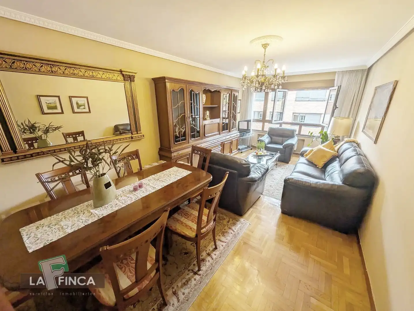 Living room of Flat for sale in Oviedo   with Parquet flooring and Furnished
