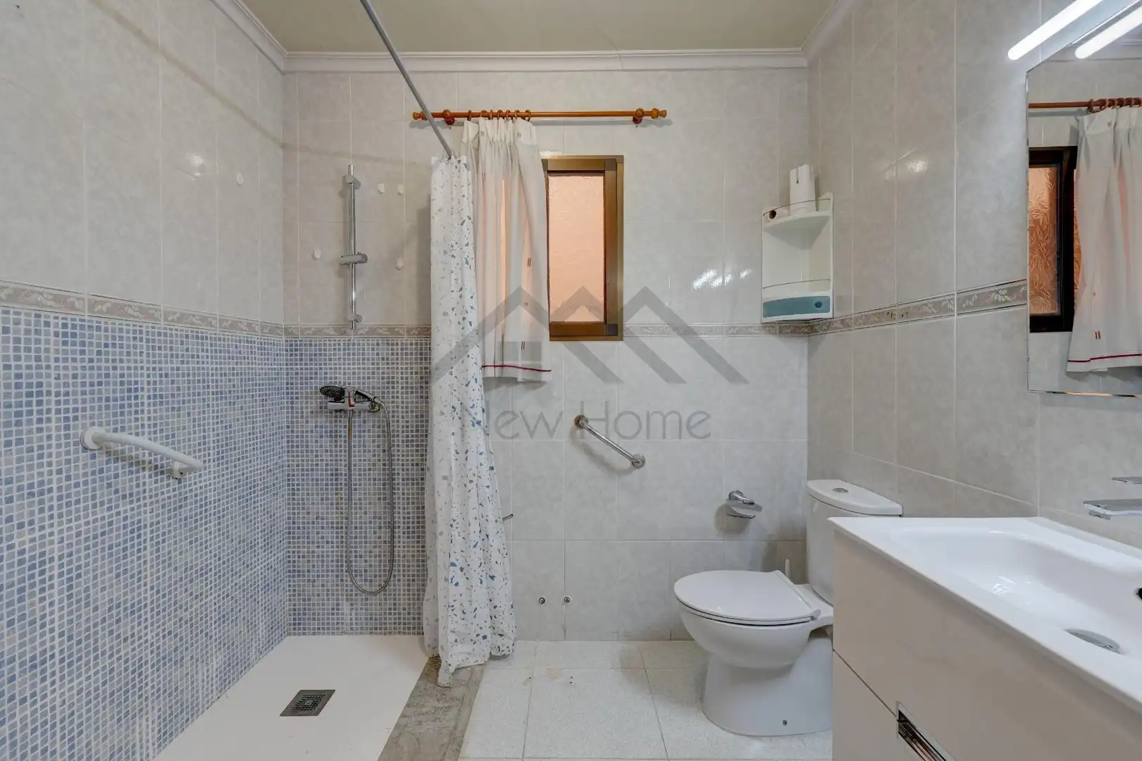 Bany de Casa o xalet en venda en La Pobla de Vallbona amb Terrassa i Traster
