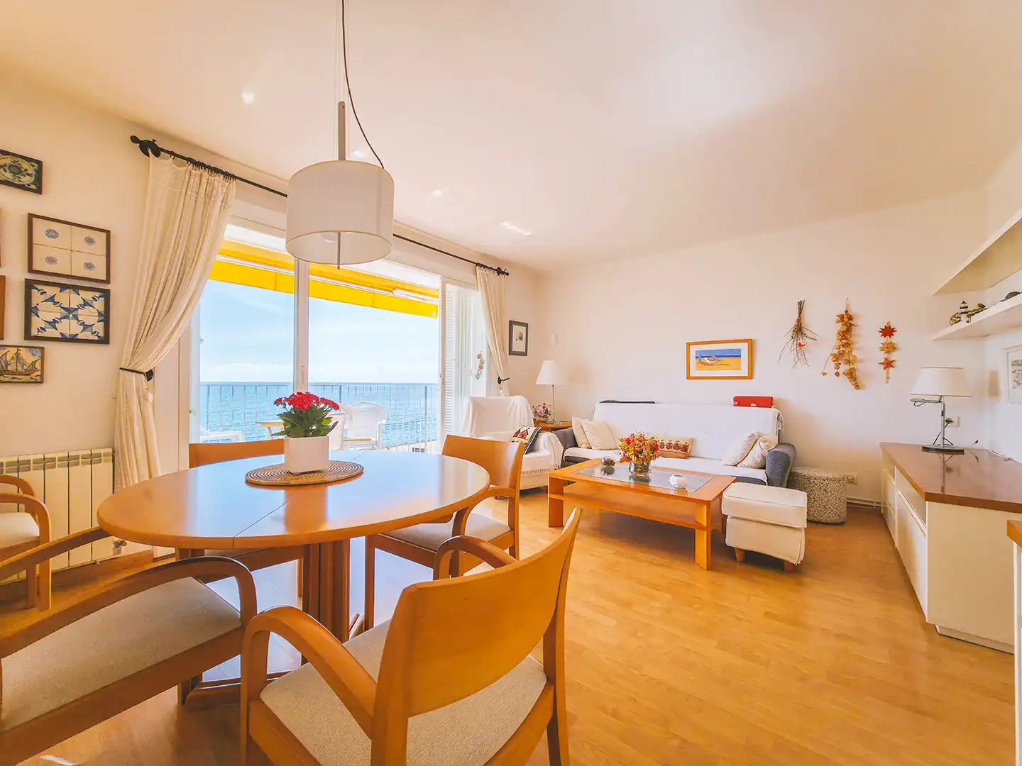 Sala d'estar de Pis de lloguer en Sant Pol de Mar amb Calefacció, Parquet i Terrassa