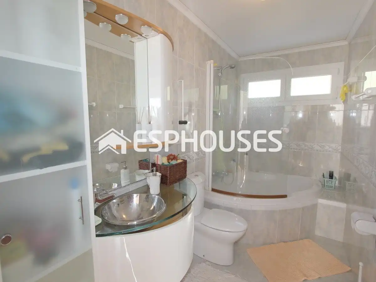 Bathroom of Houses for sale in Altea  with Air Conditioner, Swimming Pool and Furnished