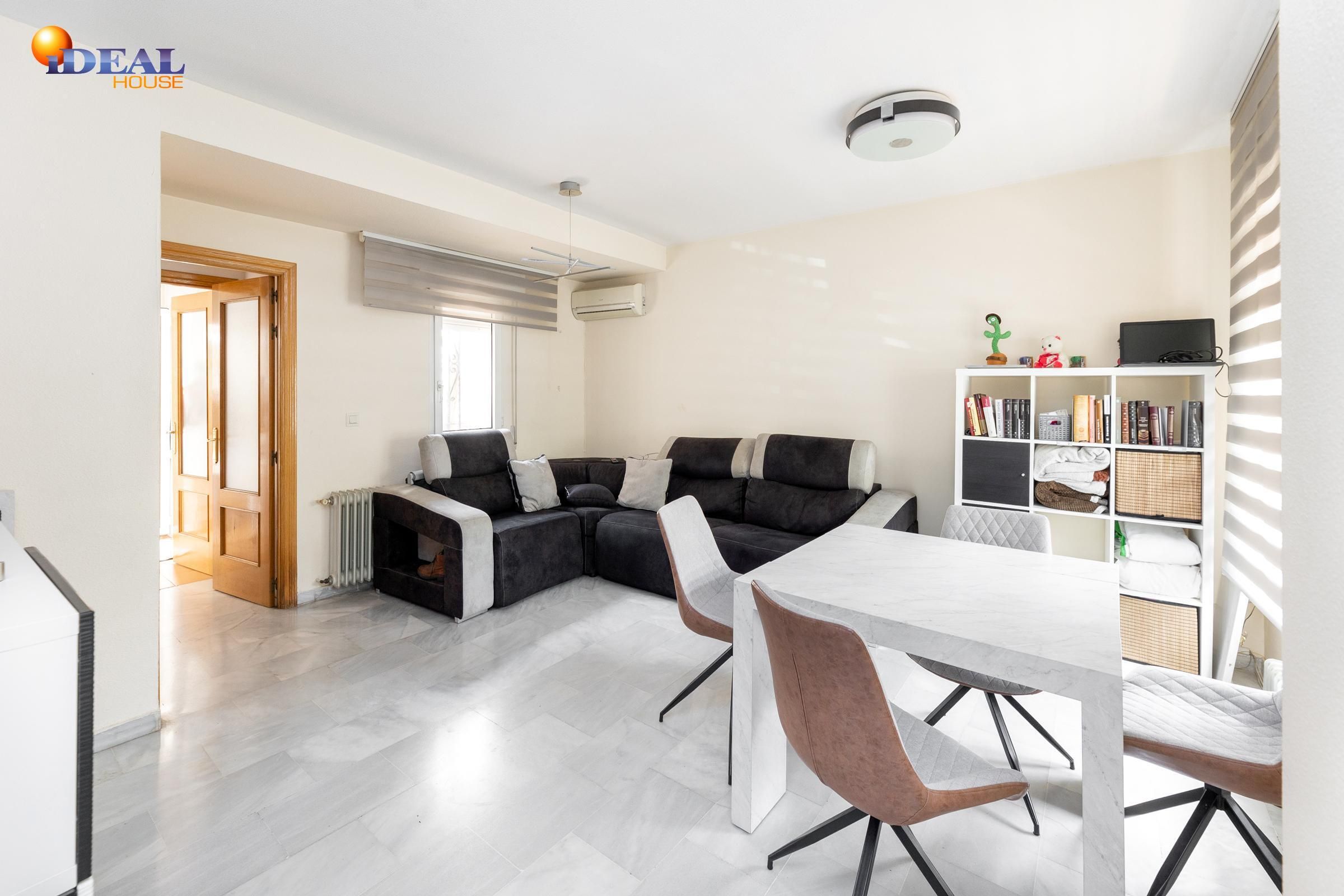 Living room of Single-family semi-detached for sale in  Granada Capital