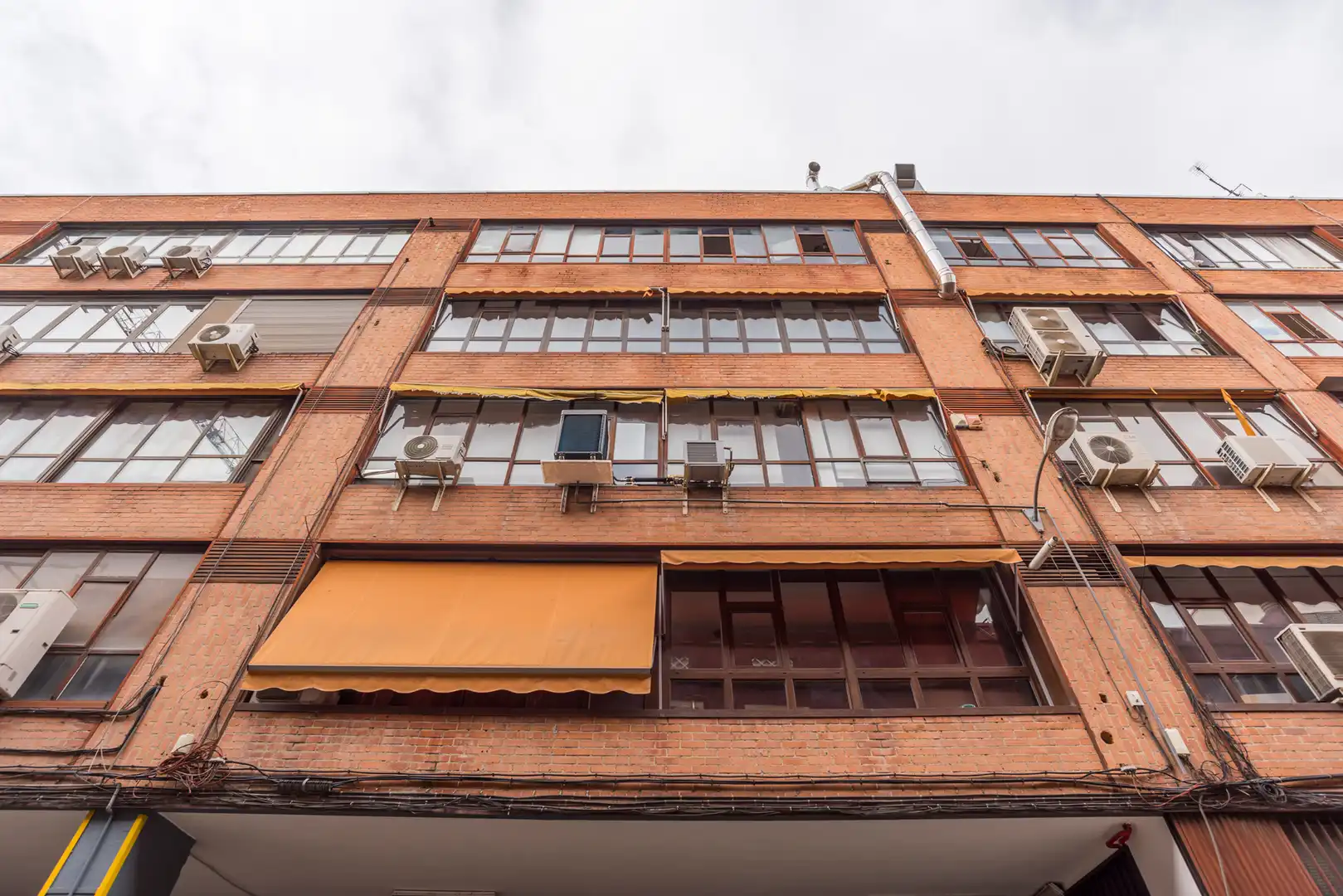 Vista exterior de Nave industrial en venta en Madrid