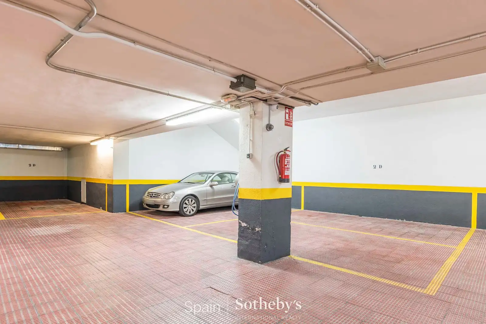 Parking de Dúplex de alquiler en Madrid con Aire acondicionado, Calefacción y Trastero