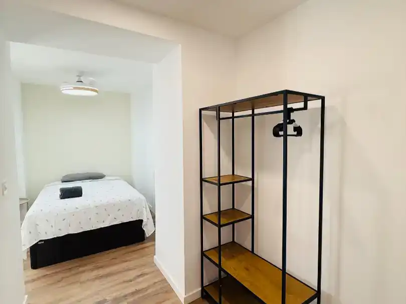 Schlafzimmer von Wohnung zur Miete in Zaragoza mit Parkett, Möbliert und Balkon