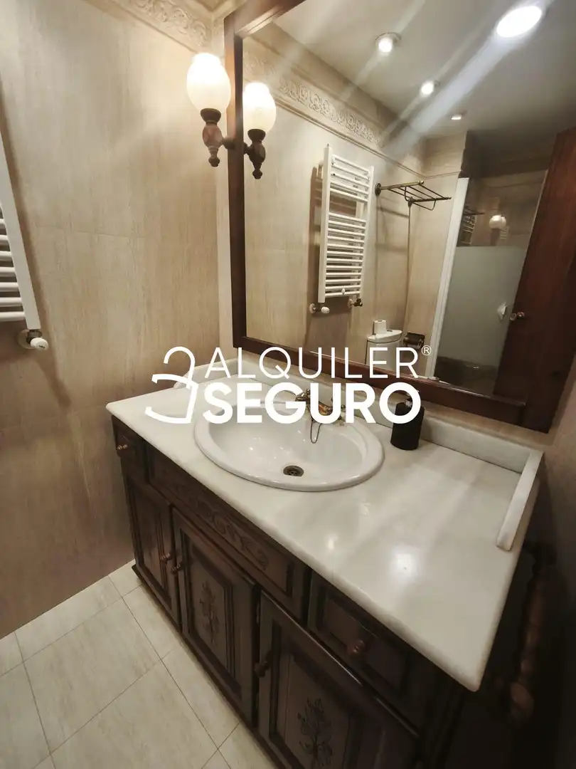 Bathroom of Flat for rent in Zaragoza  with Heating, Terrace and Furnished