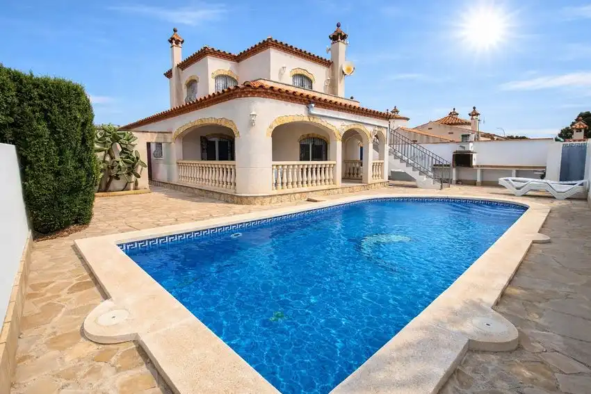 House with pool for sale in Miami Platja