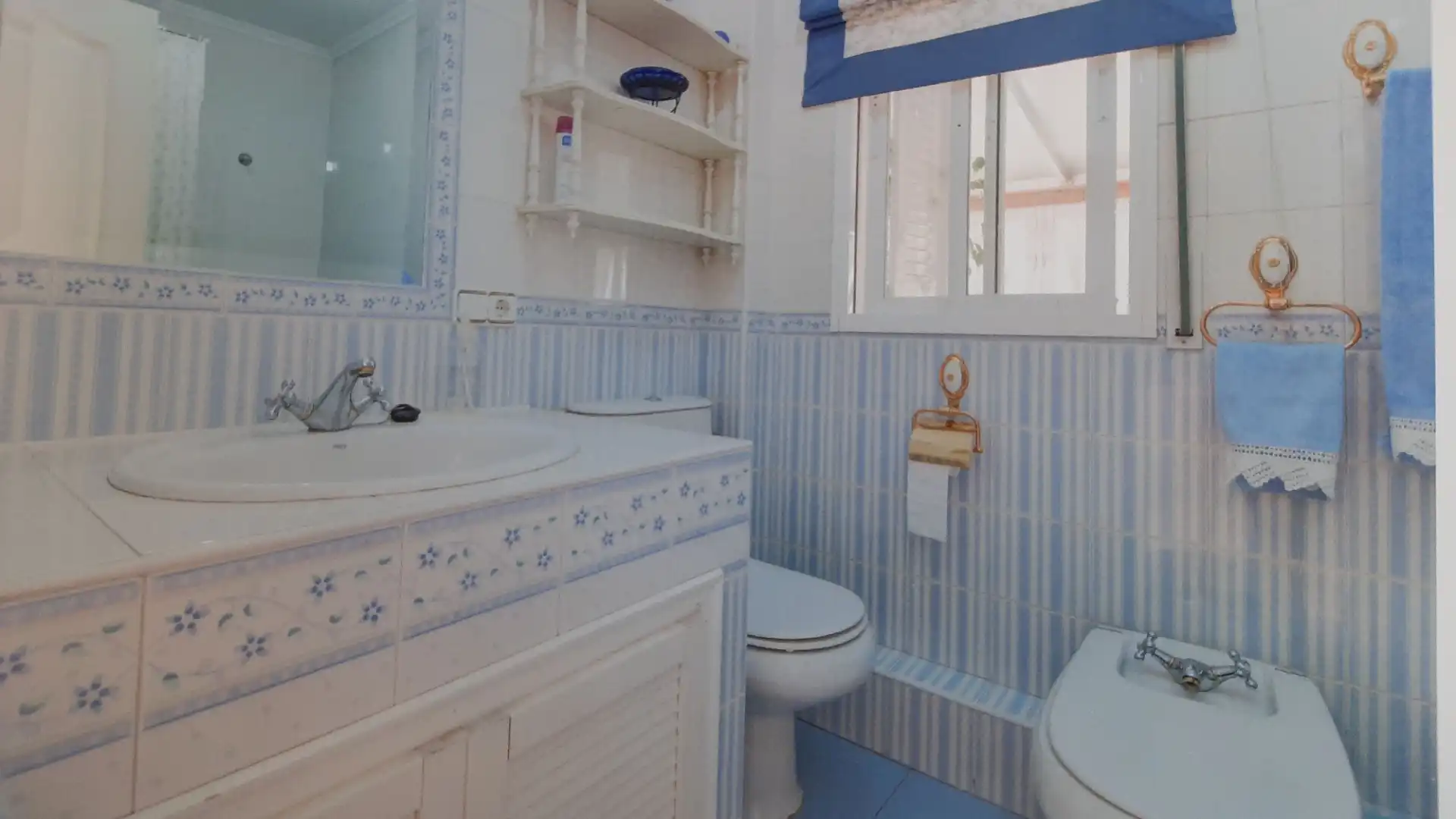 Baño de Casa adosada en venta en Lucena con Aire acondicionado, Calefacción y Jardín privado
