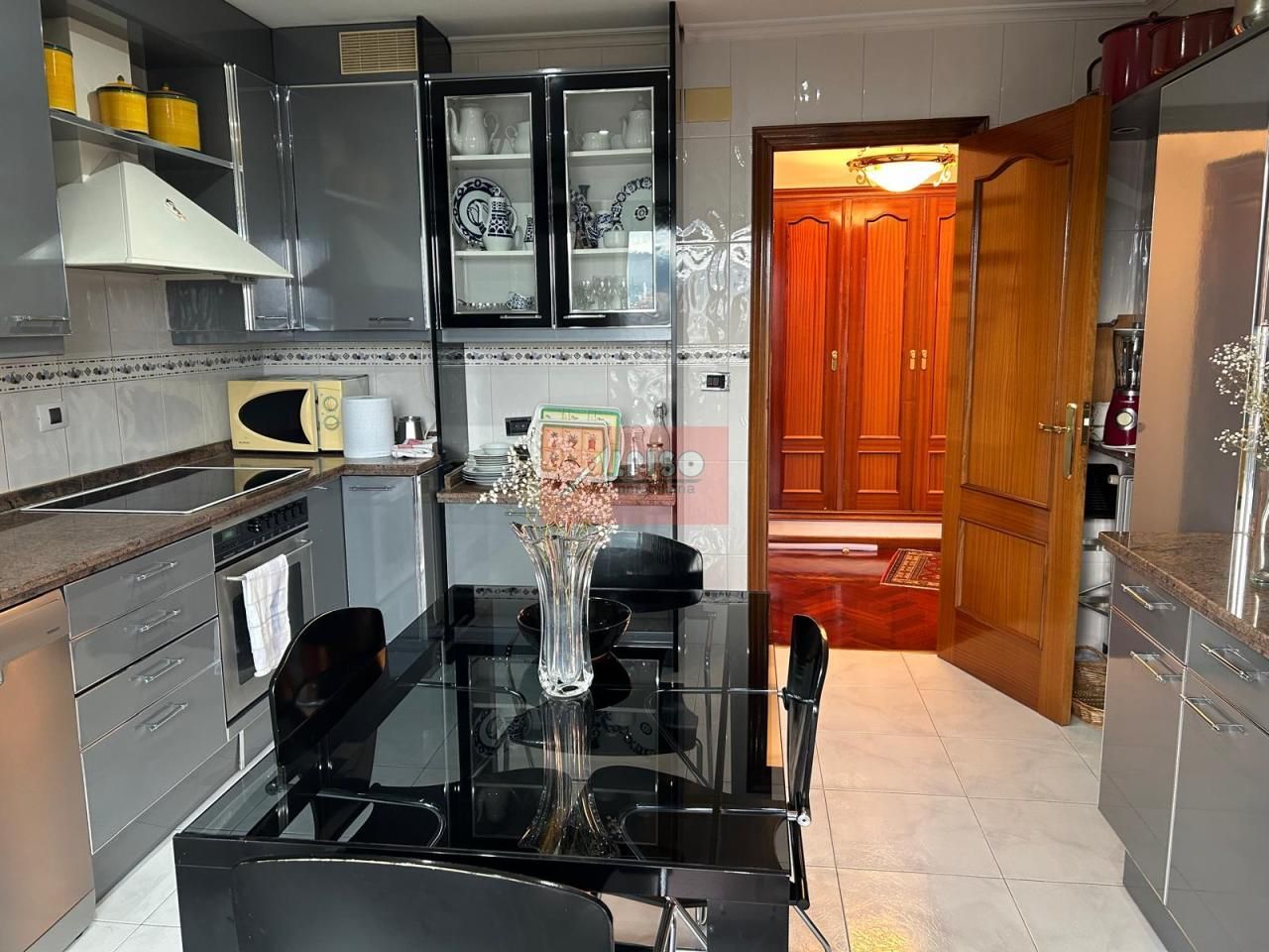 Cuina de Dúplex en venda en Ourense Capital  amb Calefacció, Parquet i Moblat