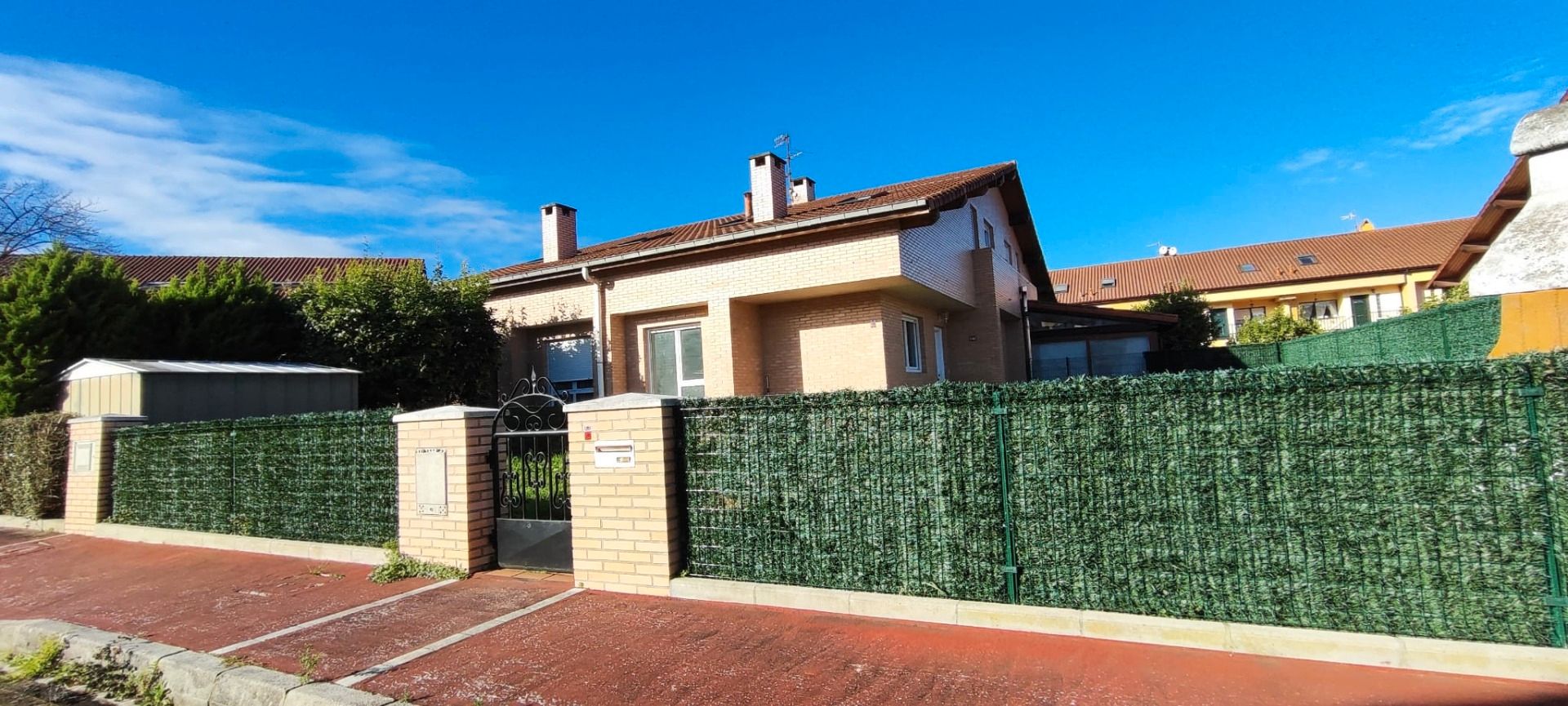 Vista exterior de Casa o xalet en venda en Torrelavega  amb Calefacció, Jardí privat i Terrassa