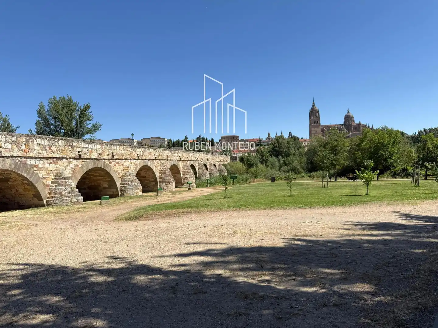 Außenansicht von Einfamilien-Reihenhaus zur Miete in Salamanca mit Heizung, Terrasse und Abstellraum