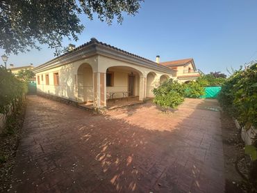 Casa con jardín en venta en Santibáñez el Alto