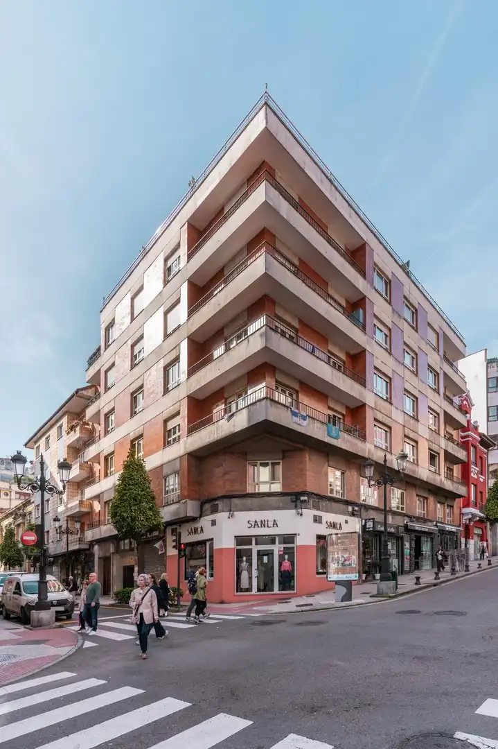 Vista exterior de Piso en venta en Oviedo  con Calefacción
