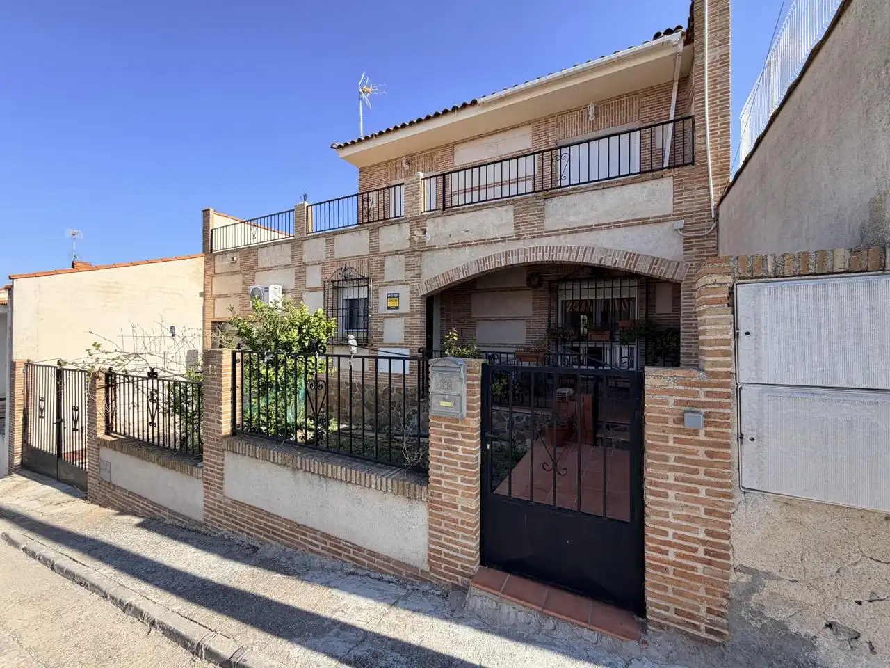Vista exterior de Casa adosada en venta en El Carpio de Tajo con Aire acondicionado, Terraza y Piscina
