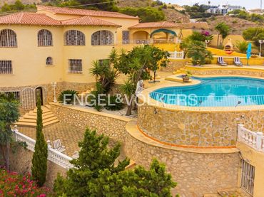 Detached house with pool for sale in Calle Japón