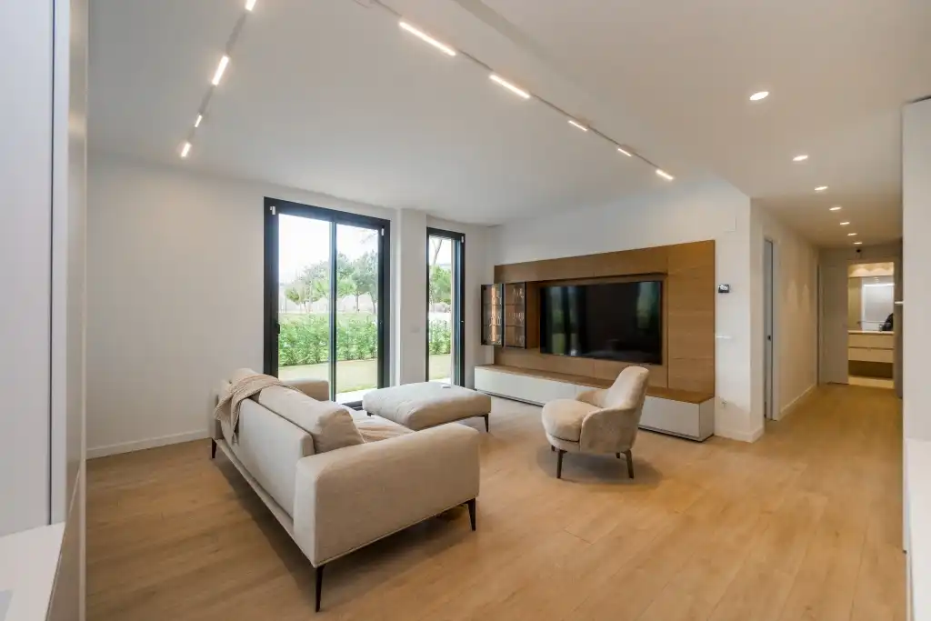 Sala de estar de Planta baja en venta en Castell d'Aro, Platja d'Aro i s'Agaró con Aire acondicionado, Calefacción y Jardín privado