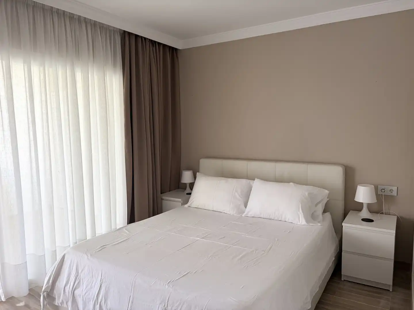 Dormitori de Apartament de lloguer en Marbella amb Aire condicionat, Terrassa i Piscina