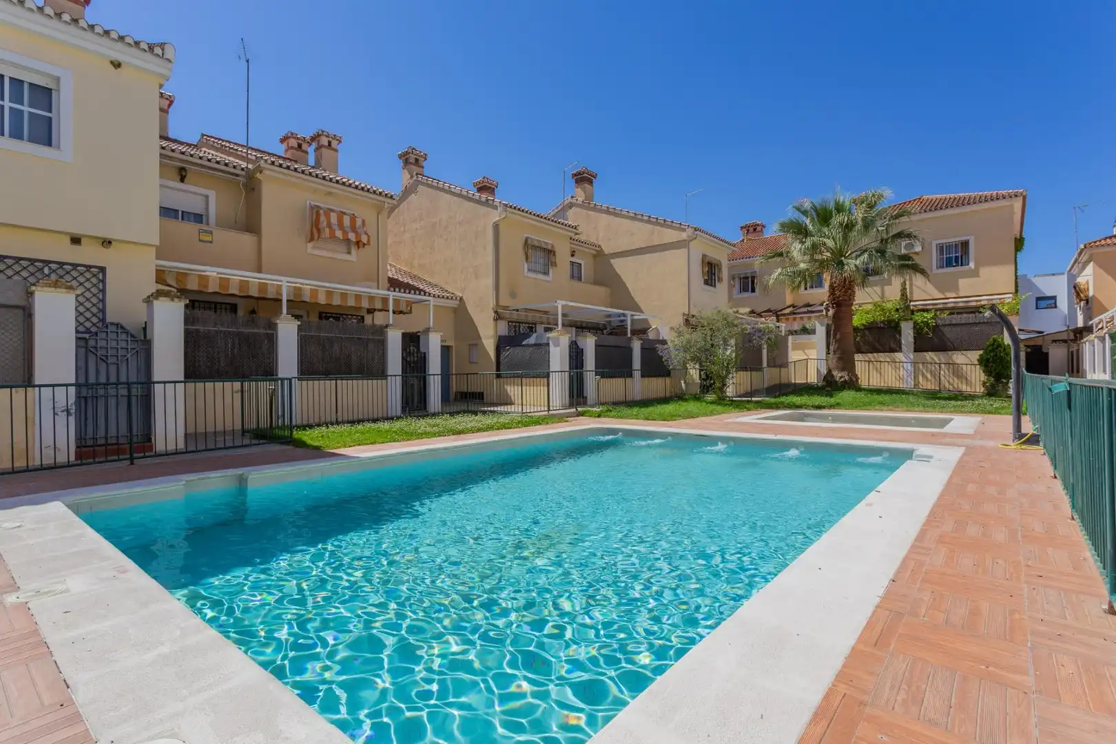 Piscina de Casa adosada en venda en Alhendín amb Moblat i Piscina comunitària