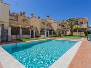 Terraced house with pool for sale in Caserío de los Llanos 1