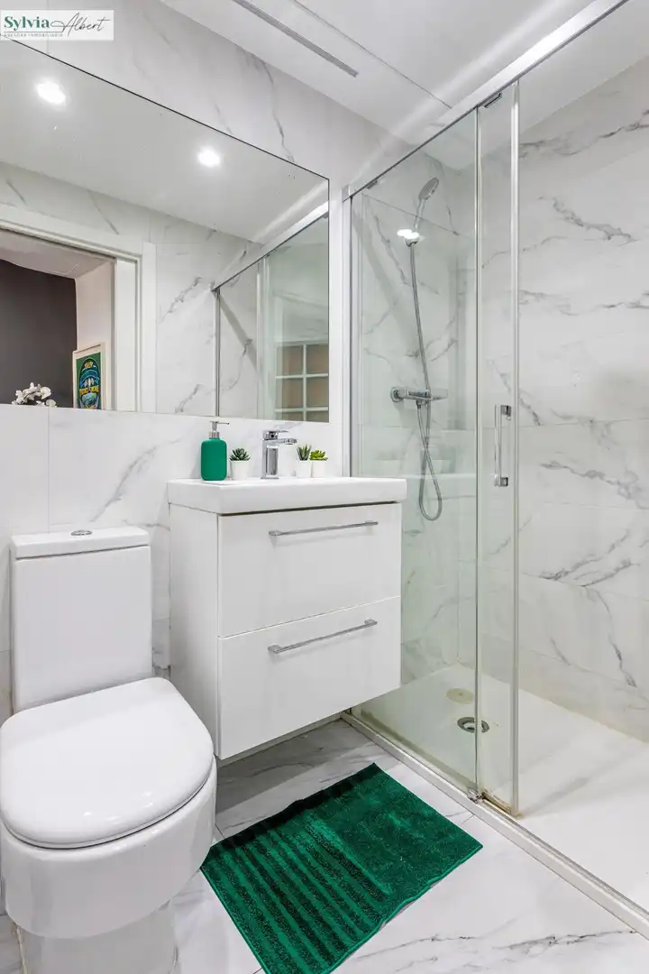 Baño de Ático de alquiler en Valencia con Aire acondicionado, Parquet y Terraza