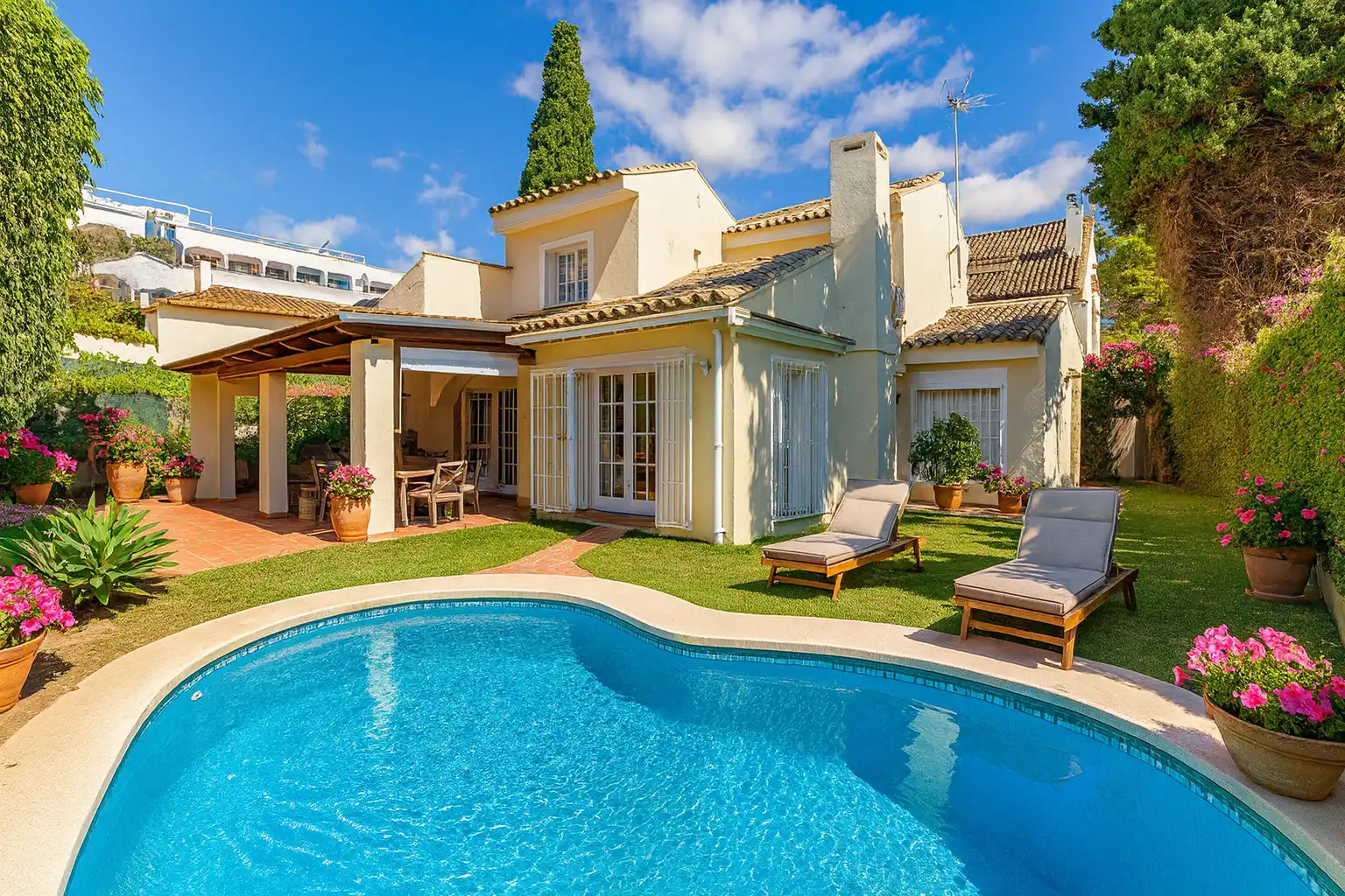 Chalet con piscina en venta en Milla de Oro, imagen 2
