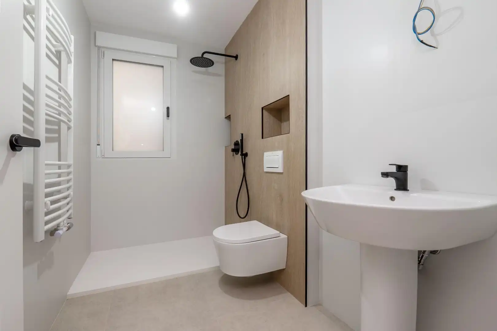Bathroom of Flat for sale in Granada  with Air Conditioner and Heating
