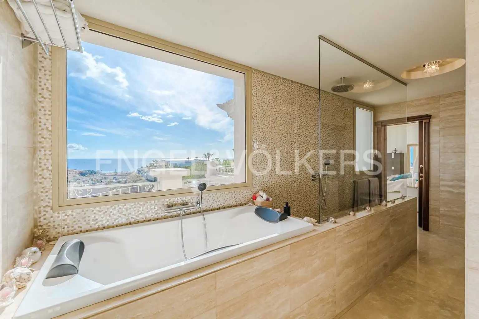 Bany de Casa o xalet en venda en Adeje amb Aire condicionat, Terrassa i Piscina