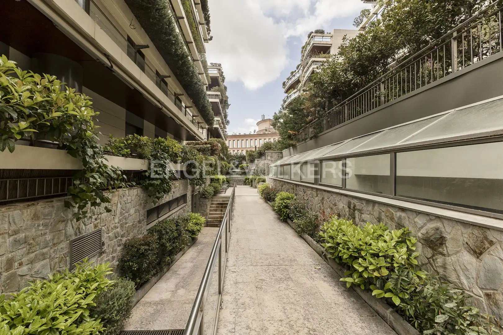 Vista exterior de Pis en venda en Barcelona amb Calefacció, Parquet i Terrassa