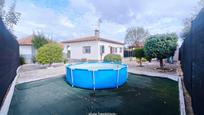 Vista exterior de Casa o xalet en venda en El Casar de Escalona amb Aire condicionat i Terrassa