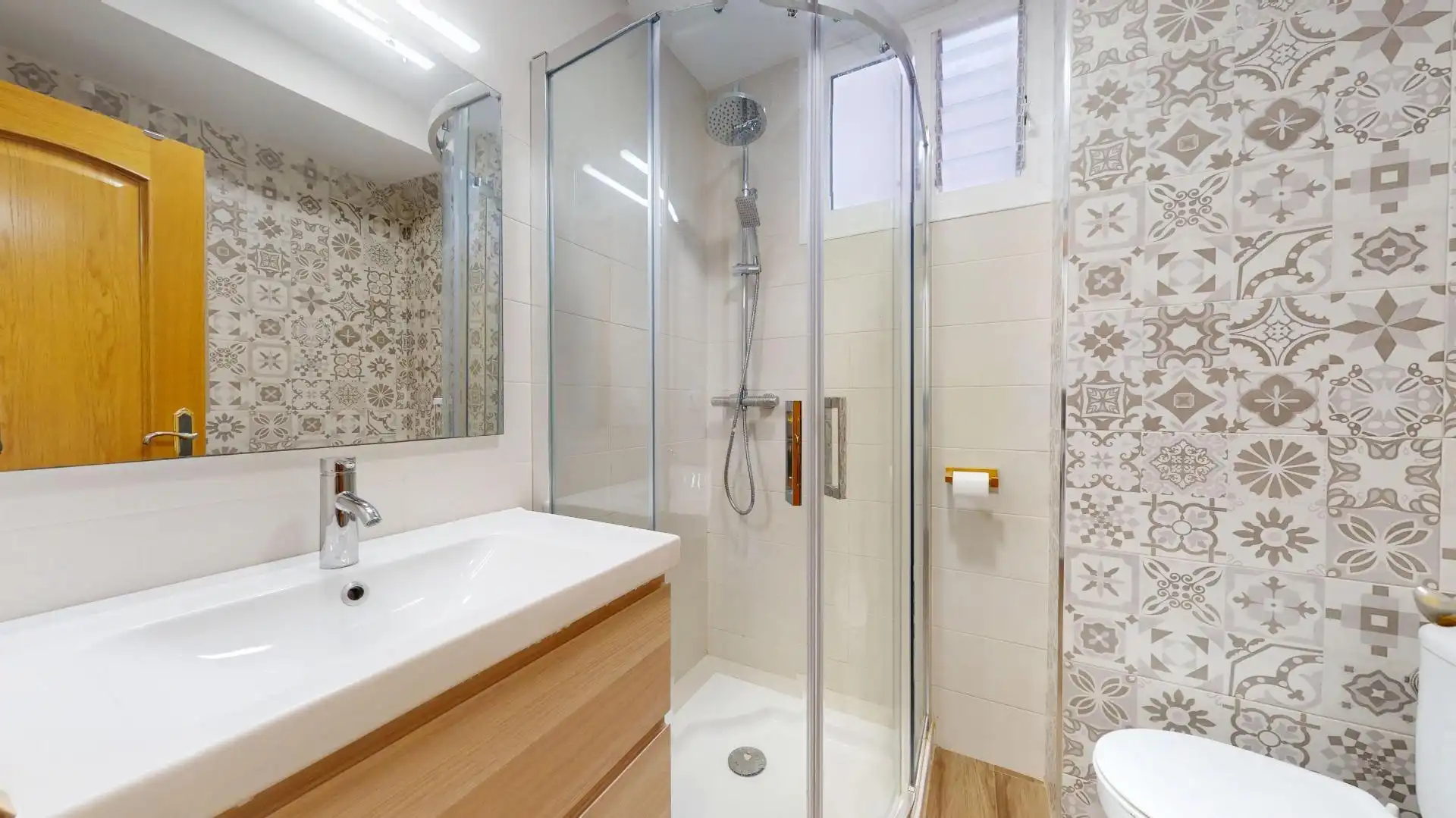 Bathroom of Flat for sale in Elche / Elx  with Air Conditioner and Balcony