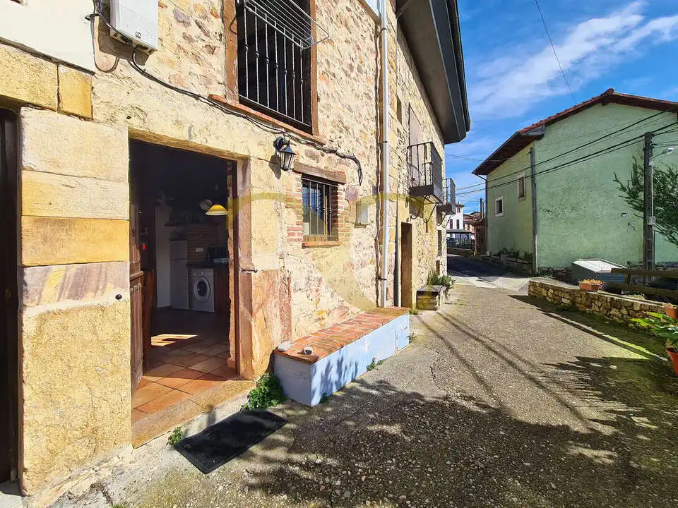 Vista exterior de Casa adosada en venda en Llanes amb Calefacció i Moblat