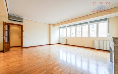 Living room of Flat to rent in  Madrid Capital  with Air Conditioner, Heating and Parquet flooring