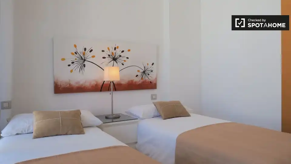Bedroom of Flat for rent in Madrid  with Air Conditioner, Heating and Furnished