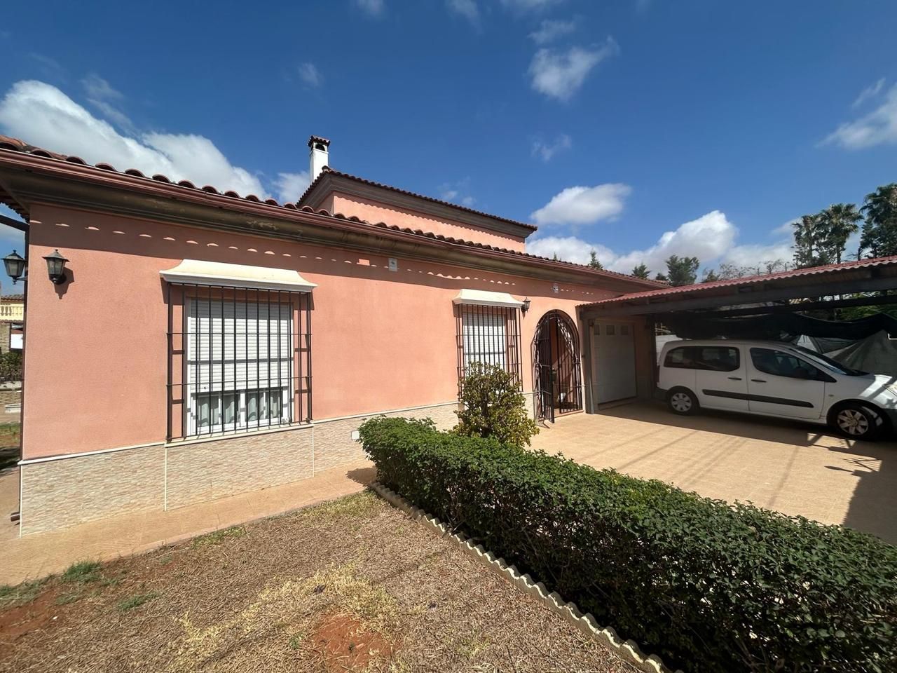Vista exterior de Casa o xalet en venda en Alcalá de Guadaira amb Aire condicionat, Jardí privat i Terrassa