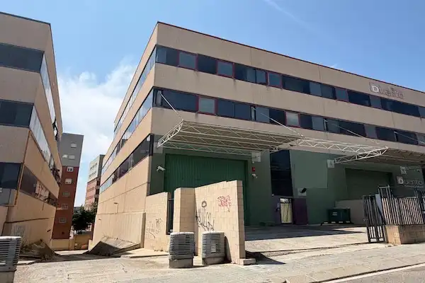 Vista exterior de Nau industrial en venda en Badalona