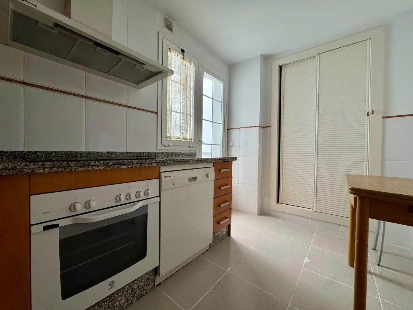 Küche von Wohnung zum Verkauf in Roquetas de Mar mit Klimaanlage, Terrasse und Schwimmbad