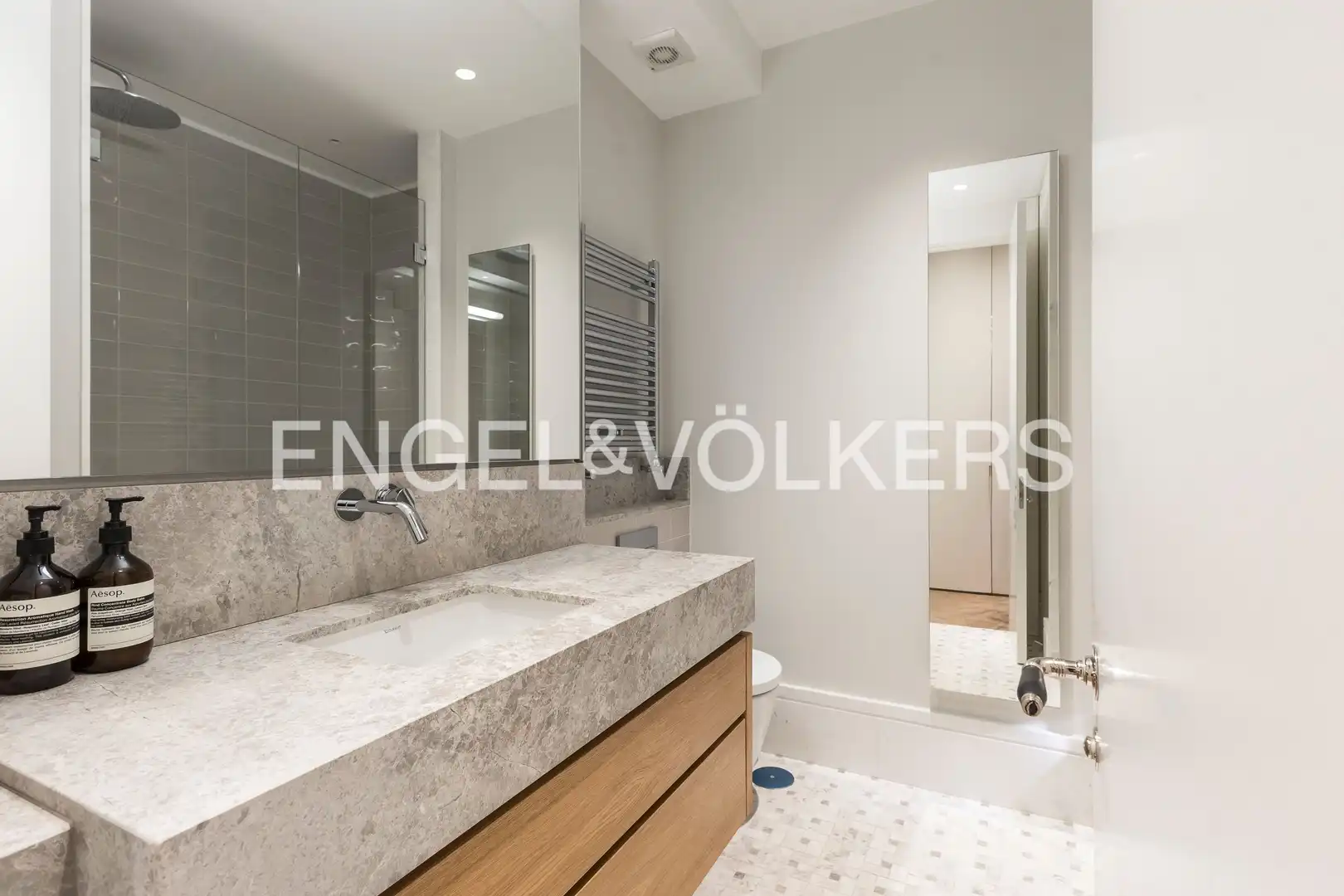 Bathroom of Flat for sale in Madrid  with Air Conditioner, Heating and Storage room