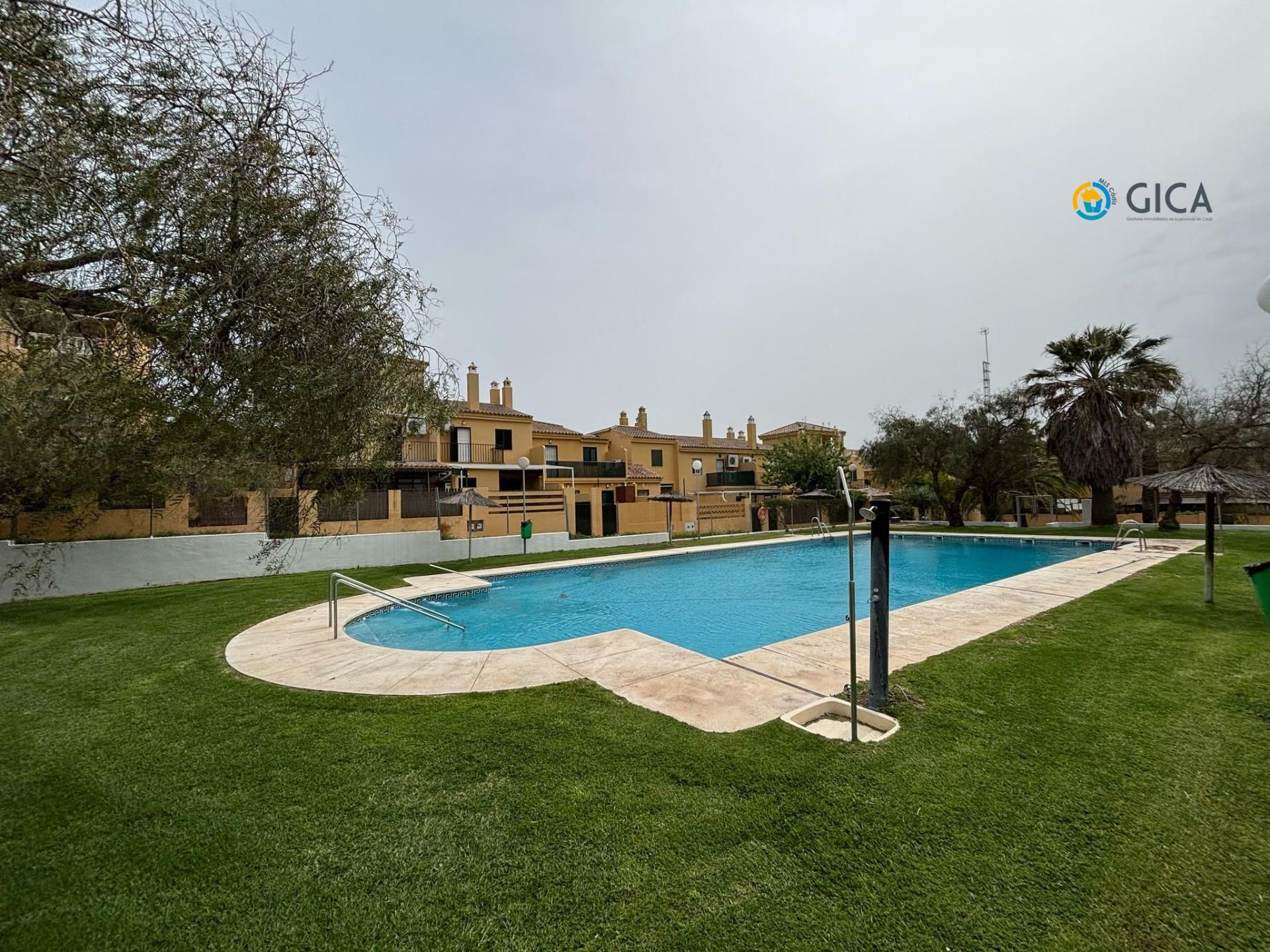 Piscina de Casa adosada en venda en El Puerto de Santa María amb Aire condicionat, Jardí privat i Terrassa