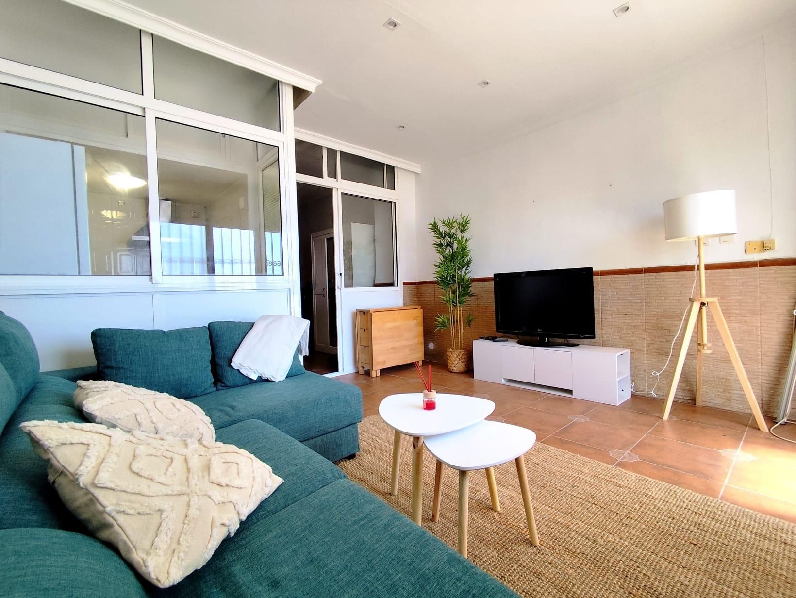 Sala de estar de Apartamento de alquiler en Torremolinos con Amueblado y Piscina comunitaria