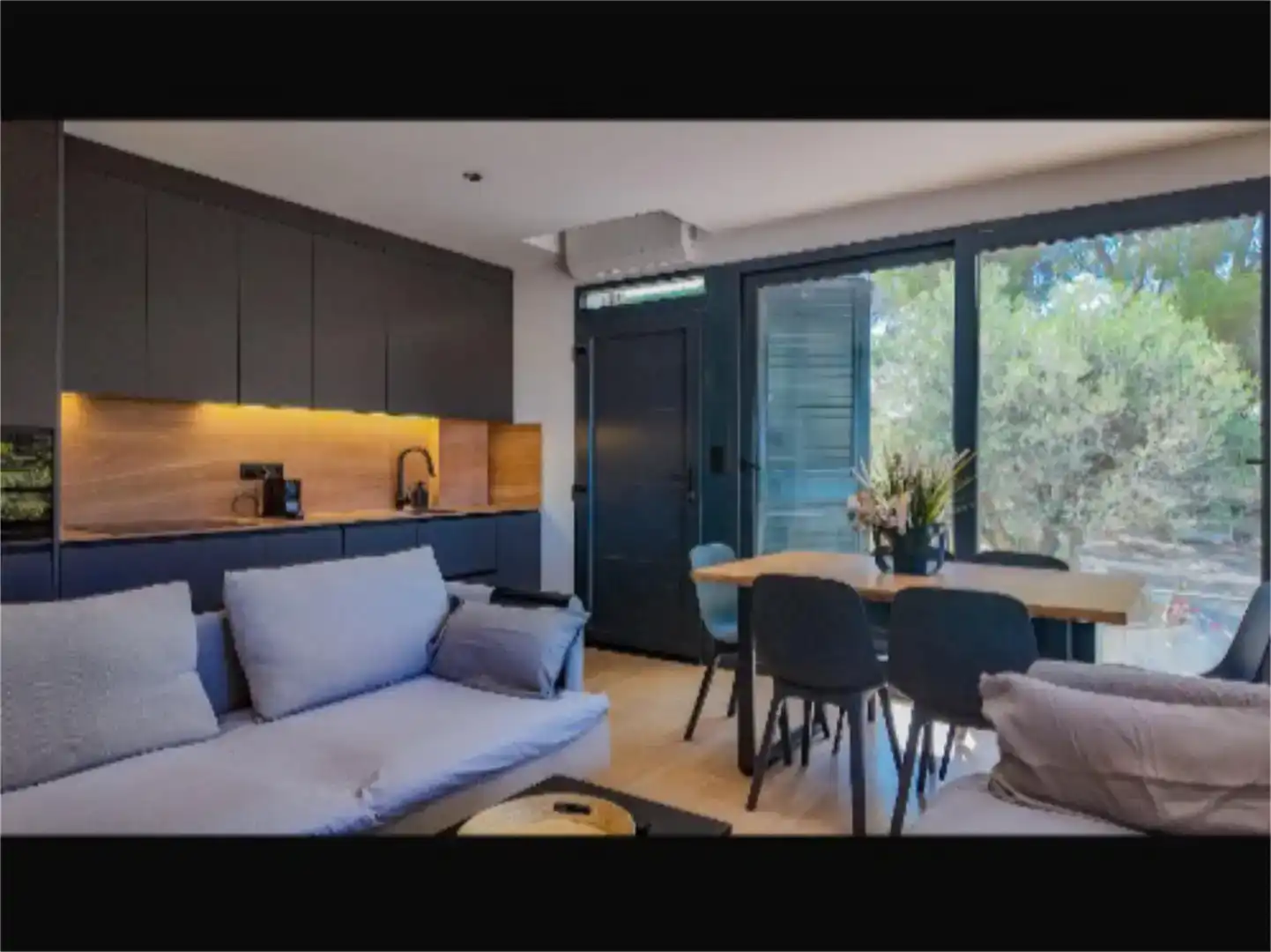 Sala d'estar de Pis de lloguer en Dénia amb Aire condicionat, Jardí privat i Parquet