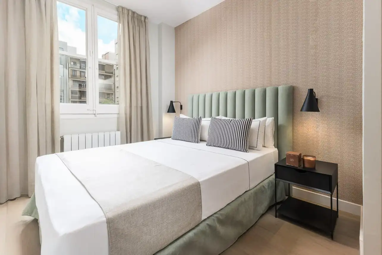 Dormitori de Apartament de lloguer en Barcelona amb Aire condicionat, Calefacció i Moblat