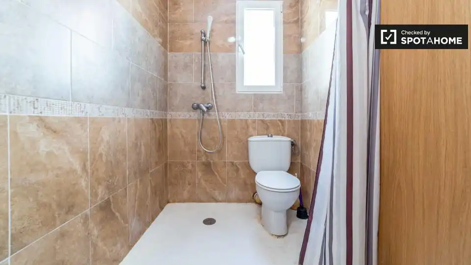 Bathroom of Flat for share in Valencia  with Air Conditioner, Terrace and Furnished