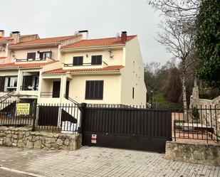 Vista exterior de Casa adosada en venda en Cercedilla amb Terrassa