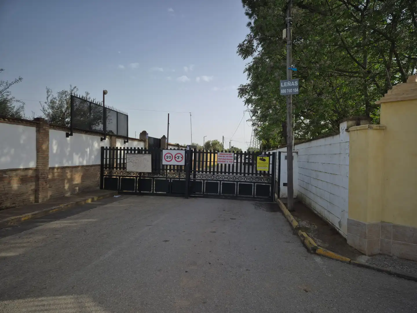 Aparcament de Casa o xalet en venda en Alcalá de Guadaira amb Jardí privat i Piscina
