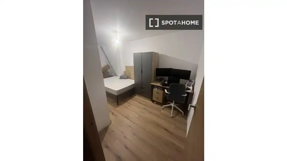 Bedroom of Flat for share in Barcelona  with Air Conditioner, Heating and Furnished