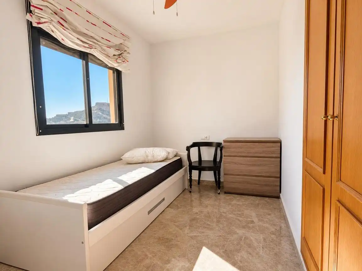 Schlafzimmer von Dachboden zur Miete in Alicante / Alacant mit Terrasse, Abstellraum und Möbliert
